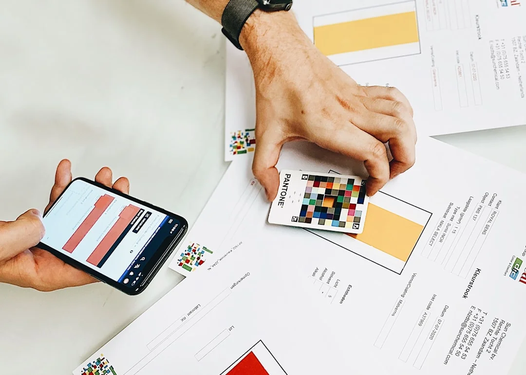 Des mains échangent autour d’une stratégie marketing, avec des graphiques, dans un bureau.